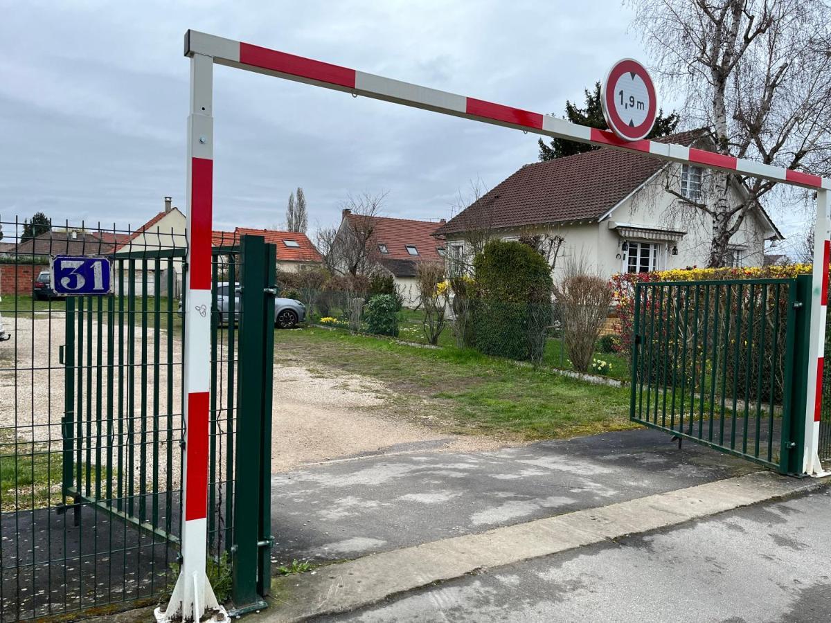 Gîtes Poirier Bazin Montry Exterior foto